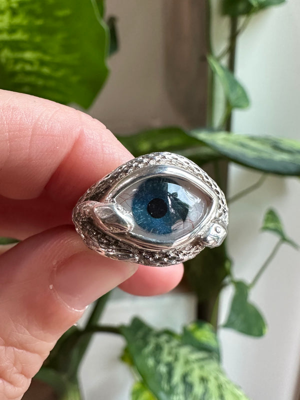Mini Ojo De Medusa Hand Painted Bright Blue Eye Ring